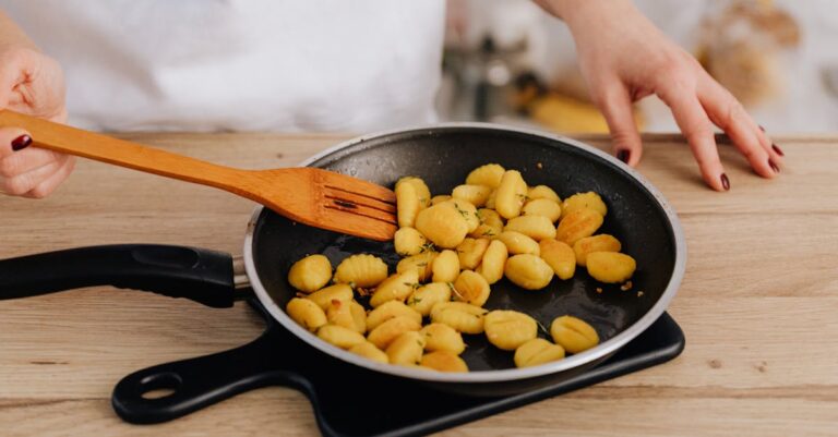 Comment cuisiner des gnocchis aux pommes de terre germées pour un plat anti-gaspi irrésistible ?